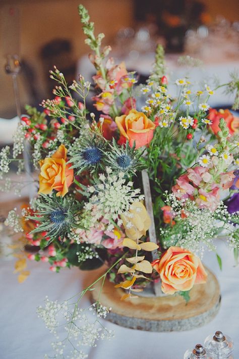 Colourful Winter Wedding, Summer Wedding Colours, Colourful Wedding Flowers, Orange Wedding Flowers, Cheap Wedding Flowers, Wedding Whimsical, Modern Wedding Flowers, Log Slices, Wild Garden