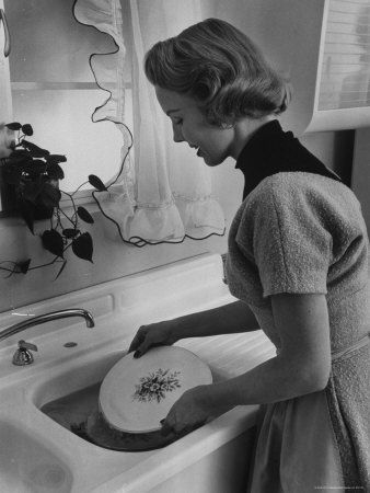 972118~Attractive-Housewife-in-Modern-Kitchen-Washing-Dishes-Posters by housewives, via Flickr Easy House Cleaning, 1950s Housewife, Vintage Housewife, Clean House Schedule, Happy Housewife, Retro Housewife, Decor Ikea, Casa Vintage, Domestic Goddess