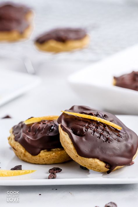 Homemade Jaffa Cakes - Cook Eat Live Love Jaffa Cakes Recipe, Homemade Jaffa Cakes, Jaffa Cake Recipe, Jaffa Cakes, Orange And Chocolate, British Biscuits, Flat Cakes, Jaffa Cake, Vegan Cookies Recipes