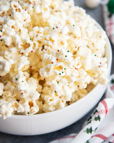 This White Chocolate Popcorn is the perfect sweet and salty snack! It's crunchy popcorn coated in smooth white chocolate is a perfect treat for a party, or edible gift. Pioneer Woman White Chocolate Popcorn, White Chocolate Popcorn Christmas, Christmas Salty Snacks, Chocolate Popcorn Balls, Popcorn Bark, Candy Popcorn Recipe, White Chocolate Popcorn Recipe, Popcorn Recipes Sweet, Popcorn Recipes Easy