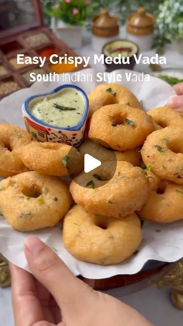 Foodie Gujarati on Instagram: "Easy Crispy Medu Vada | South Indian Style Medu Vada . Ingredients  Urad Dal - 1 cup Curry Leaves - 1 tbsp Green Chilies - 1 tbsp Cumin Seeds - 1 tsp Salt - 1 tsp Asafoetida - 1   #yummy #yum #healthy #foodporn #food #Monsoon #foodblogger #food #foodie #healthyfood #foodpics #yumm #yummy #delicious #cooking #trending #viralreels #viral #foodlover #instafood #foodism #yummyfood #yummyyummy #réel #lunchbox #breakfast #reelsinstagram #reelindia #yummylicious" 10 Min Breakfast Ideas, Mendu Wada Recipe, Breakfast Recipes Indian Veg, Medu Vada Recipe, Medu Vada, South Indian Style, Urad Dal, Healthy Breakfast Recipes Easy, Cumin Seeds