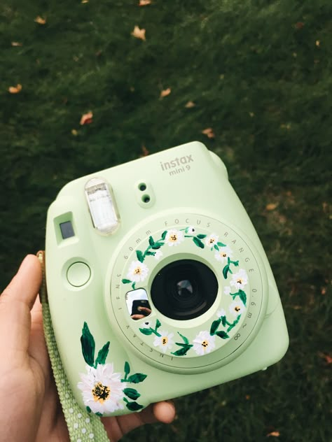 Polaroid Camera Ideas, Aesthetic Mint, Polaroid Instax Mini, Camera Painting, Art Camera, Mint Aesthetic, Polaroid Cameras, Instax Mini Camera, Mint Green Aesthetic