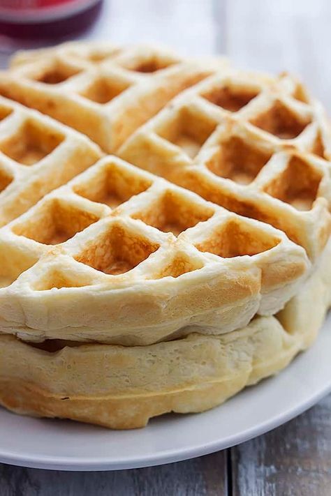 Greek Yogurt Waffles made with protein-rich greek yogurt for perfectly fluffy waffles! Yogurt Waffle Recipe, Greek Yogurt Recipes Healthy, Greek Yogurt Waffles, Yogurt Waffles, Yogurt Recipes Healthy, Healthy Bedtime Snacks, Healthy Waffles, Fluffy Waffles, Yogurt Breakfast