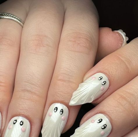 𝐉𝐚𝐬𝐦𝐢𝐧𝐞 on Instagram: "GHOSTIES 👻🥹🤍 recreated this design from @nailartbyjen 💥 
.
.
.
.
#halloweennails Halloween nails nail art #trendingnailart cute Halloween nails #cutehalloween #ghostnails ghost nails ghost nail art @glossgenius #glossgenius #hallowgenius 🎃" Ghost With Bow Nails, Cute Ghost Nail Art, Halloween Ghost Nails, Ghost Nail Art, Nails Ghost, Ghost Nail, Ghost Nails, Cute Halloween Nails, Halloween Nail Designs