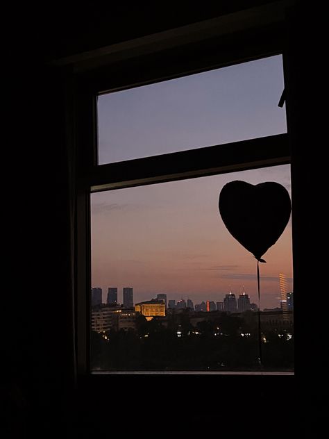 #aesthetic #wallpaper #heart #balloons #honeymoon #love #city #sunset #cityscape #downtown #romantic Heart Balloon Aesthetic, Aesthetic Wallpaper Heart, Balloon Aesthetic, Sunset Cityscape, Wallpaper Heart, Skool Luv Affair, City Sunset, Dark Pictures, Sunset Lover