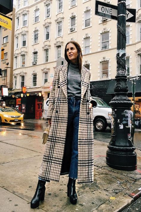 Photo via: @galagonzalez One of the most popular outwear picks this season is the long checked coat and we're taking notes on how to wear one with this extremely cool outfit inspiration from Gala Gonz Checkered Coat, Gala Gonzalez, Checked Coat, Blogger Outfits, Coat Outfit, Autumn Outfits, Coat Outfits, Moda Vintage, Mode Inspo