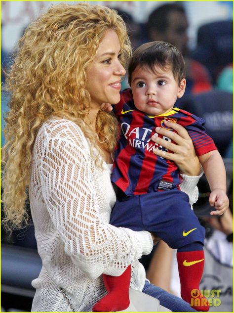 Shakira Baby, Shakira And Gerard Pique, Shakira Hair, Gerard Pique, Richest Celebrities, Celebrity Baby Names, Celebrity Families, Top Celebrities, Celebrity Moms