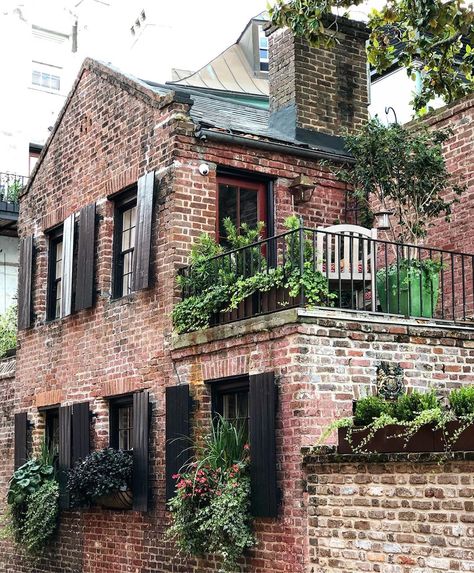 Kim Hopkins on Instagram: “Love this gem off of Rainbow Row #charleston #historichomes #southofbroad #architecture #america #design #windowboxes #southernliving…” Brick Homes Exterior, Funky Buildings, America House, Rainbow Row Charleston, Pretty Architecture, Exterior Curb Appeal, House Brick, Craftsman Fireplace, Country America