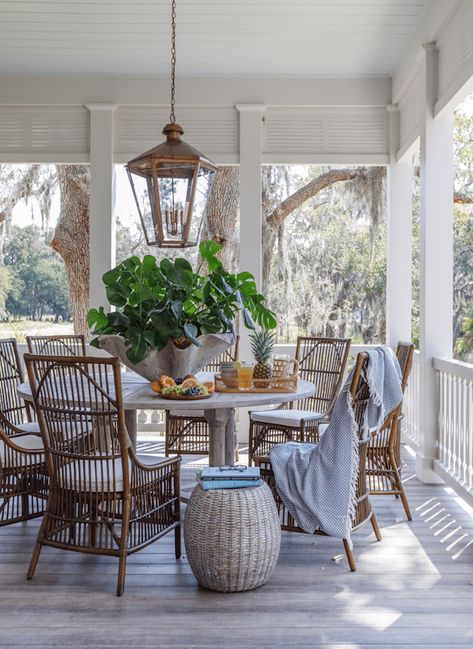 Southern Living Idea House, Low Country Homes, Southern Cottage, Built In Bunks, Southern Living Homes, Country Interior, House Blend, Living Room Ceiling, Amelia Island