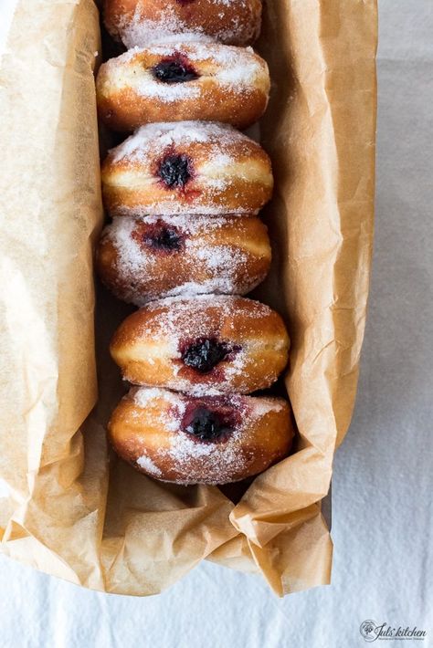 tuscan bomboloni with blueberry jam Italian Bomboloni, Lunch Boards, Bomboloni Recipe, Design Produk, Italian Custard, Homemade Pastries, Pasta E Fagioli, Gourmet Vegan, Blueberry Jam