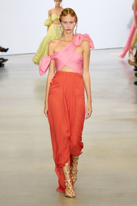 Giambattista Valli Spring 2023, Pink Orange Dress, Design Color Trends, Spring 2023 Ready To Wear, 2023 Ready To Wear, High Street Fashion, Monochrome Fashion, Spring Summer 2023, Giambattista Valli