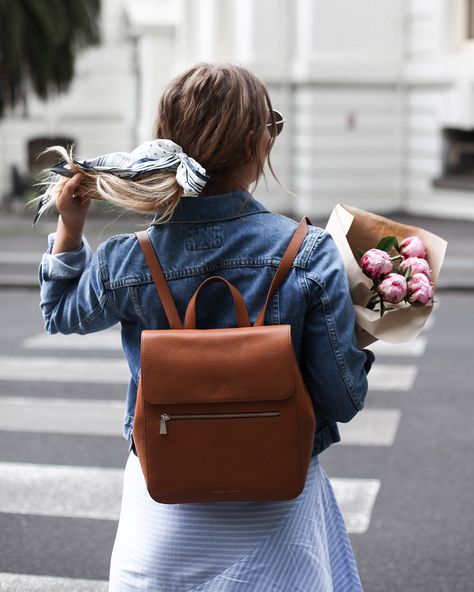 See Want Shop Blogger Lisa Hamilton | Brown leather Backpack - Colette | Leather Backpack Outfit, Street Style Sporty, Chic Backpack, Backpack Outfit, Denim Backpack, Brown Backpacks, Red Backpack, Brown Leather Backpack, Women Leather Backpack