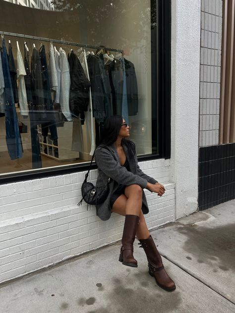 Boots steve madden astor fall season chicago influencer aesthetic outfit inspo leather boots moto Tall Flat Boots Outfit, Flat Boots Outfit, Tall Flat Boots, Riding Boots Outfit, Moto Boots Outfit, Biker Boots Outfit, Riding Boot Outfits, It Shoes, Boots For Fall