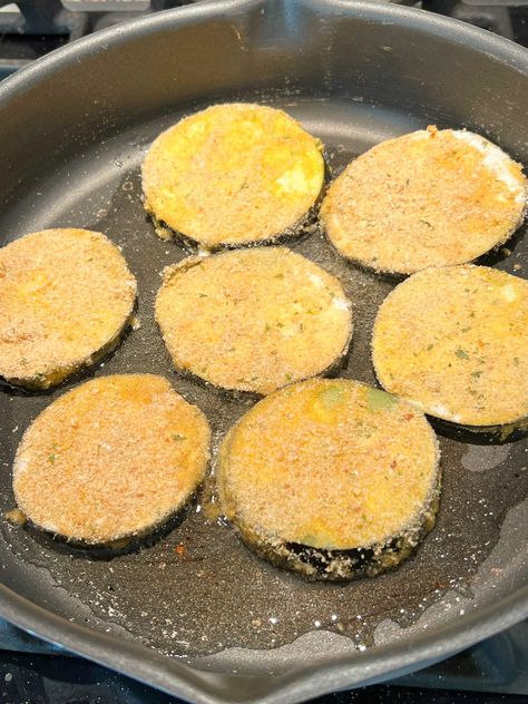 How To Make Fried Eggplant On The Stovetop Easy Bread Crumbs, Fried Eggplant Recipes, Cooking Eggplant, Eggplant Recipes Easy, Eggplant Parmesan Baked, Eggplant Recipes Parmesan, Fried Eggplant, Eggplant Dishes, Parmesan Recipes