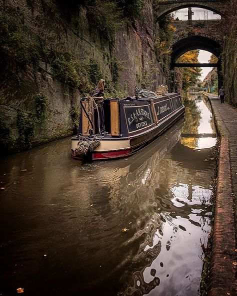 narrowboat Canal Boats England, Narrowboat Interiors, Barge Boat, Canal Barge, Boat House Interior, Boat Living, Narrow Boats, Types Of Boats, Floating Homes