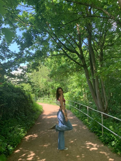 Body Poses Picture, Photography Poses In Park, Pose For Outfit Pictures, Cute Poses Aesthetic, Park Picture Poses, Instagram Park Pictures, Instagram Pose Ideas Outside, Garden Insta Pics, Nature Photos Ideas