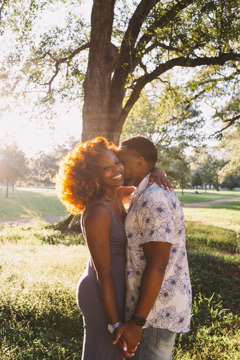 Park Photoshoot Ideas Family Pictures, Fall Couples Photoshoot Black People, Black Couples Photoshoot Outside, Couples Garden Photoshoot, Couples Park Photoshoot, Couple Picture Ideas Black People, Couple Poses Black People, Couple Park Photoshoot, Couple Poses Photography Outdoors