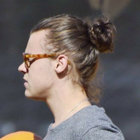 Harry Styles Man Bun, Long Curly Hair Men, Harry Styles Hair, Harry Styles Long Hair, Harry Styles Icons, Harry Styles 2013, Style Header, Man Bun, Mr Style