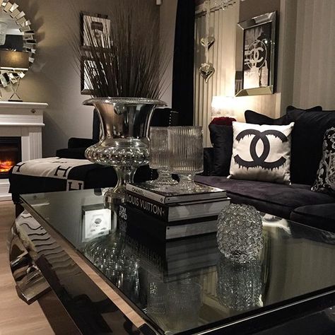 #goodnight #instagram 💖💖💖 Room In A Room, Glamour Living Room Decor, Black Living Room Table, 1960s Home Remodel, Cheap Boho, Black Living Room Decor, 1960s Home, Warm Home Decor, Luxury Room Bedroom