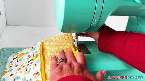 DIY Zipper Pouch: Easy Cricut Sewing Project for Beginners! - Jennifer Maker Diy Zipper Pouch, Everything Diy, Diy Pouch No Zipper, Holiday Place Cards, Craft Organization Diy, Paper Flower Wall Art, Diy Sharpie Mug, Jennifer Maker, Door Mat Diy