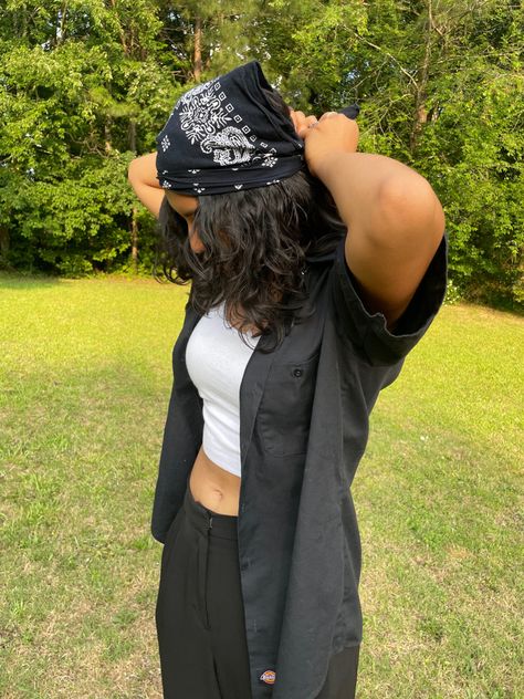 Bandana Look Outfits, Outfit Ideas With Bandanas, Women Bandana Outfit, How To Do Bandana Hairstyles, Bandana Street Style, Black Bandana Aesthetic, Bandana Under Fitted Hat, Black Bandana Hairstyle, Brown Bandana Outfit