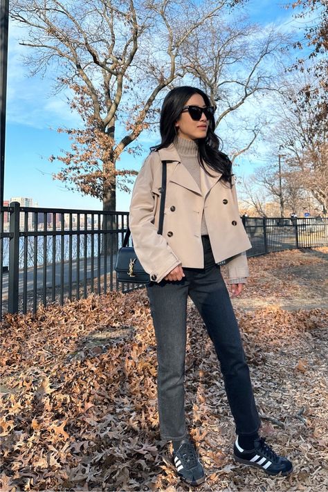 Casual weekend travel outfit cropped trench coat Trench Coat Travel Outfit, Cropped Trench Coat Outfit Street Styles, Crop Coat Outfit, Cropped Trench Coat Outfit, Short Coat Outfit, Crop Trench Coat, Trench Coat Outfit Fall, Peacoat Outfit, Fall Coat Outfit