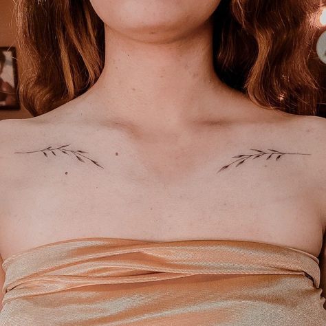 Collar Bone Tattoo Danty, Under Clavicle Tattoo, Collarbone Tattoo Simple, Clavicle Tattoo Design, Simple Collarbone Tattoos For Women, Delicate Collarbone Tattoo, Fine Line Tattoo Collar Bone, Delicate Collar Bone Tattoo, Fine Line Collar Bone Tattoo