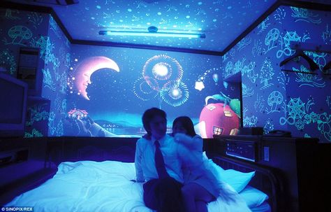 Love Hotel Aesthetic, Japanese Love Hotel, Love Hotel Japan, Hotel In Tokyo, Japan Room, Love Hotel, Hotel Aesthetic, Losing Interest, Japan Hotel