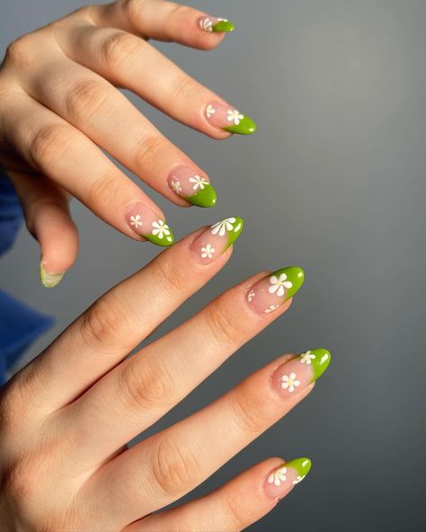 Pink Nails Spring, Spring Nails Aesthetic, Aesthetic Nail Ideas, Aesthetic Spring Nails, Green French Tips, Almond Designs, Uñas Ideas, Hippie Nails, Daisy Nails