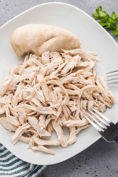 Boiled chicken breast doesn’t have to be tough, rubbery, or boring! Learn how to boil chicken breast that is tender, juicy, flavorful, and super simple to make. Clean Eating Crockpot, Pressure Cooking Chicken, Boiled Chicken Recipes, Slow Cooker Shredded Chicken, Boiled Chicken Breast, Delicious Clean Eating, Shredded Chicken Recipes, Boiled Chicken, Cook Chicken Breast