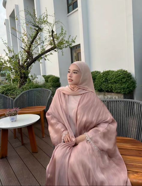 Arabic Women Hijab, Abaya Aesthetic, Purple Jewellery, Islamic Modest Fashion, Modest Outfits Muslim, Outfits Muslim, Eid Adha, Hijabi Fits, Pink Grunge