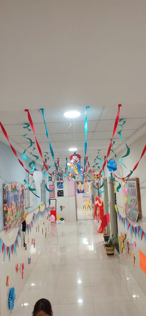 School Coridoor Decorations, Corridor Decorations For School, School Corridor Decoration Ideas, School Hallway Decorations, Farewell Ideas, Corridor Decoration, Roof Decoration, Reading Month, School Hallways