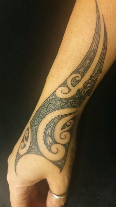 Hand Tamoko, Maori Tattoo Designs Women Arm, Ta Moko Women Hand, Ta Moko Women, Ta Moko Women Ankle, Tamoko Women Maori Tattoos, Tamoko Maori Design Arm, Māori Tattoo, Ta Moko Women Thigh