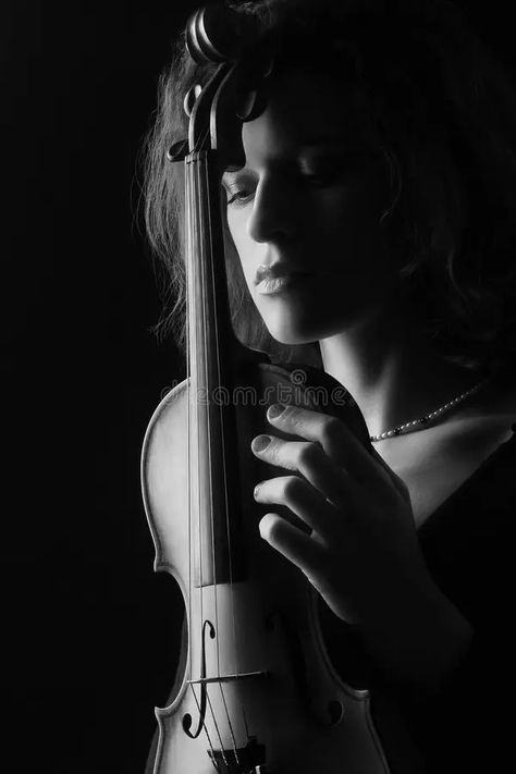 Violin Senior Pictures, Violinist Photography, Low Key Photo, Violin Pics, Beautiful Woman Portrait, Violin Photography, Portrait Black And White, Musician Portraits, Musician Photography