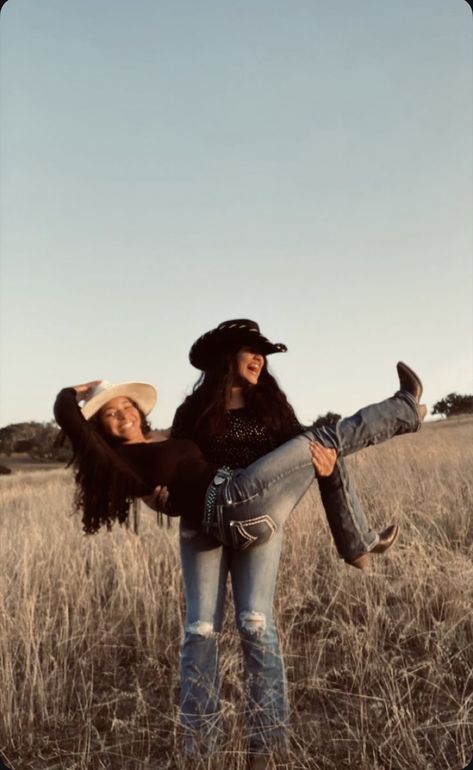 Best Friend Senior Pictures Outfits, Fall Picture Ideas For Best Friends, Cowgirl Poses With Friends, Bestie Western Photoshoot, Cowgirl Friends Pictures, Cute Photoshoot Ideas With Friends, Photo Ideas To Do With Your Best Friend, Bff Fall Photoshoot, Western Photoshoot Ideas Best Friends