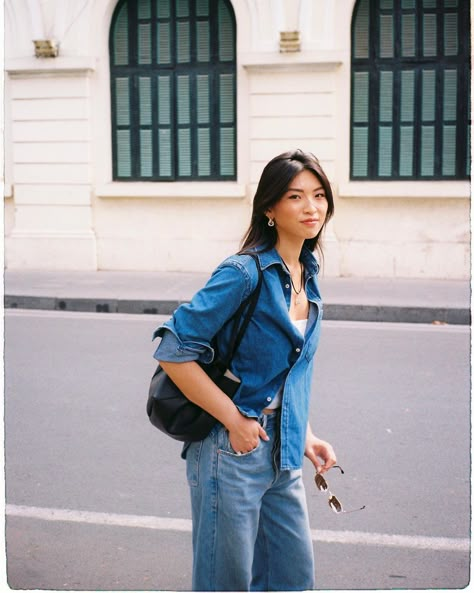 Blue is the new black? 🎞️ #35mm | Instagram Jeans On Jeans, Classy Street Style, Instagram London, Classic Style Outfits, Beauty Clothes, Parisian Style, Style Ideas, Simple Outfits, Jeans Style