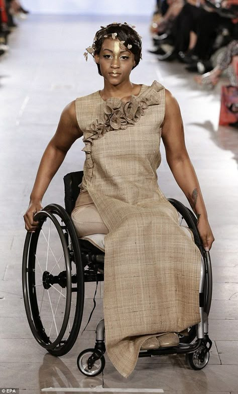 Elegant in gold: US wheelchair model Leslie Irby posed on the runway during the Spring 2016 collection by FTL Moda Solarpunk Fashion, Disabled Fashion, Madeline Stuart, Wheelchair Fashion, Wheelchair Women, Adaptive Clothing, Australian Models, Fashion Week Runway, Wheelchair