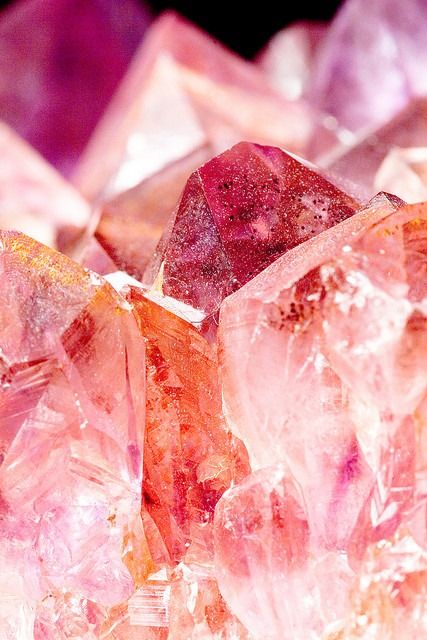 crystal Colorful Rocks, Pretty Rocks, Minerals And Gemstones, Rocks And Gems, Everything Pink, Quartz Rose, Gems And Minerals, Color Textures, Crystal Gems