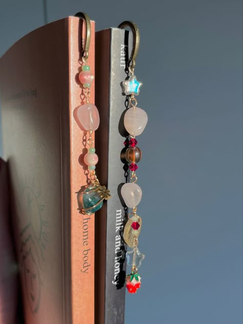 Rose quartz + moss agate bookmark on the left, rose quartz strawberry bookmark on the right 🥰 Available on depop : mini_styles ʚ♡ɞ Diy Bookmarks Beads, Bookmark Charms Diy, Charm Bookmark Diy, Metal Bookmarks Diy, Bead Bookmark Diy, Diy Beaded Bookmarks, Bookmarks Beads, Beaded Bookmarks Diy, Bookmark Jewelry