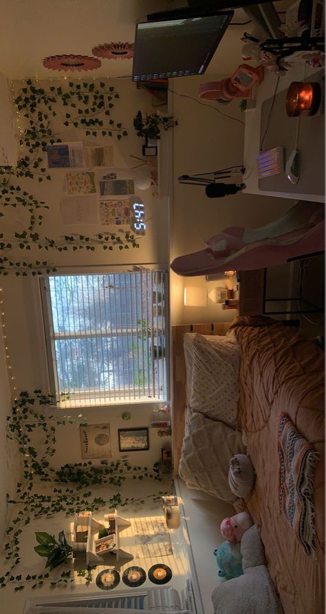 Bedroom Chill Vibes, Golden Hour Bedroom, Chill Bedroom Vibes, Bedroom Games, Uni Room, Clean Bedroom, Fall Bedroom, Bedroom Plants, Comfy Bed