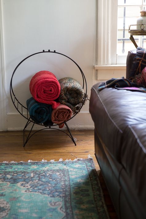 Clever blanket storage in an old log carrier. Cool Apartment, Apartment Decorating For Couples, Couples Apartment, Small Apartment Organization, Living Room Blanket, Apartment Decorating Ideas, Apartment Storage, Storing Blankets, Trendy Apartment