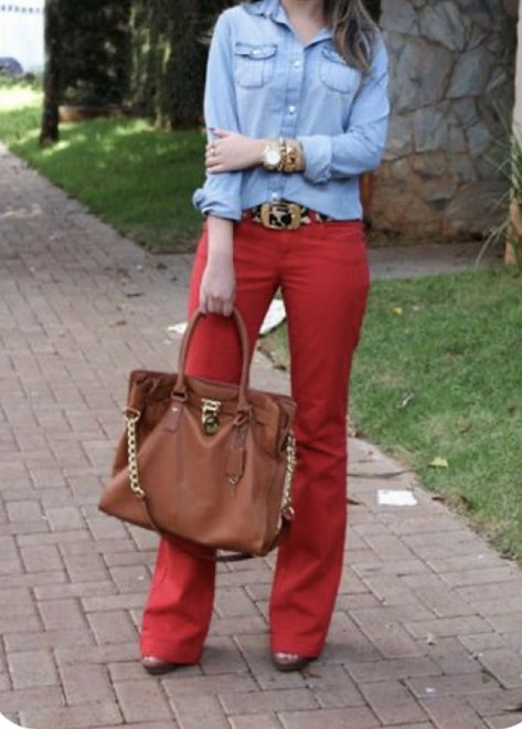 Red Pant Outfit, Red Joggers Outfit For Women, Red Pant Outfits For Women, Red Pants Fashion, Red Pants Outfit, Red Outfits, Look Office, Red Flare, Fashion Queen