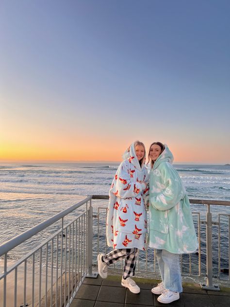 #beach #cafe #aesthetic #sunny #goldenhour #friends #oodie #orange Oodie Blanket Aesthetic, Blanket Oodies, Fluffy Oodies, Oodie Wearable Blanket Aesthetic, Oodie Wearable Blanket, Pajama Day At School, Oodie Wearable Blanket Kids, Pajama Day, Pajama Fashion