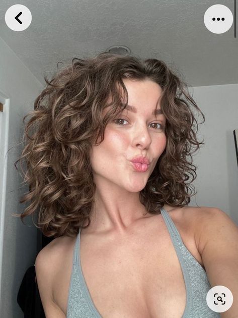 Wavy Hairstyles Brown Hair, Natural Curly Hair Cuts, Honey Brown Hair, Curly Hair Photos, Wavy Haircuts, Short Curly Haircuts, Haircuts For Wavy Hair, Haircuts For Curly Hair, Hairdos For Curly Hair