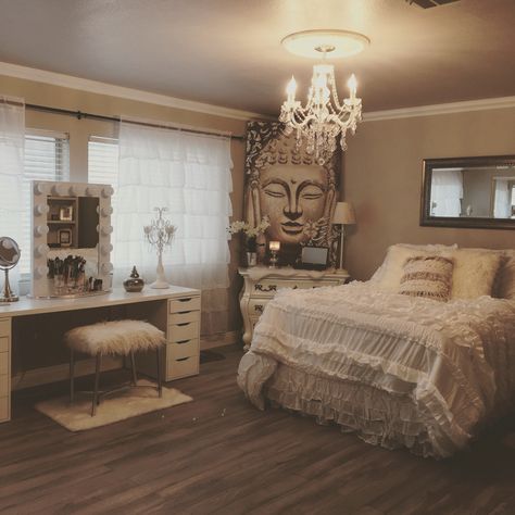 Shabby chic meets Zen glam Rustic Shabby Chic Bedroom, Zen Bedroom Decor, Wallpaper Window, Zen Bedroom Ideas, Houses Architecture, Shabby Chic Decor Bedroom, Glamourous Bedroom, Large Bedrooms, Zen Bedroom