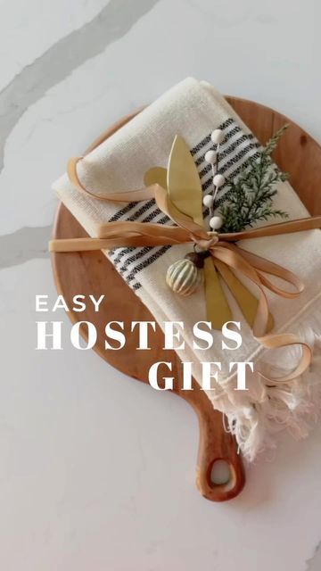 SWEET WATER DECOR® on Instagram: "Easy hostess gift idea! 🎁✨ This thoughtful gift, featuring one of our Turkish hand towels, is easy to put together and perfect for any time of the year! 🙌 📸: @alwaysstylish_home" Hand Towel Gift Ideas, Bridal Shower Hostess Gift Ideas, Summer Hostess Gift Ideas, Homemade Hostess Gifts, Easter Hostess Gift, Hostess Gifts Summer, Easy Hostess Gifts, Diy Hostess Gifts, Shower Hostess Gifts