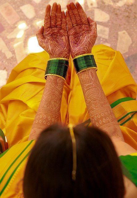 Henna mehndi Green Bangles, Bangle Ceremony, Haldi Ceremony Outfit, Marathi Bride, Bridal Sarees South Indian, Bride Photography Poses, Indian Wedding Photography Poses, Bridal Poses, Wedding Couple Poses Photography