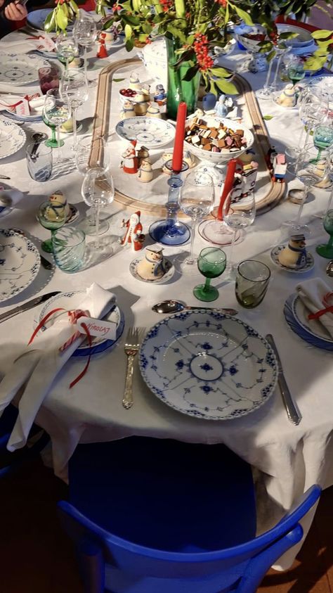 Mcm Tablescape, Funky Christmas Table Decor, Vintage Holiday Tablescapes, Scandinavian Dinner Party, Funky Tablescape, Maximalist Christmas Table, Maximalist Table Setting, Maximalist Dinner Party, Eclectic Table Settings