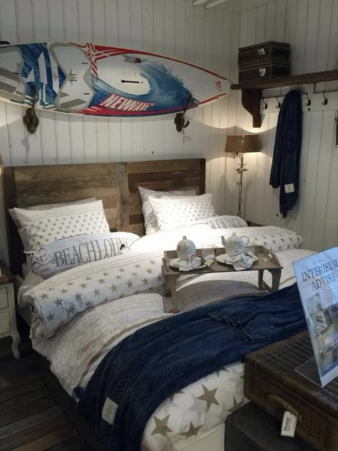 Bedroom Desk Design, Surfer Room Aesthetic, Surfing Bedroom, Surf Room Aesthetic, Surfer Bedroom, Apartment Themes, Surf Bedroom, Room Theme Ideas, Surfer Room