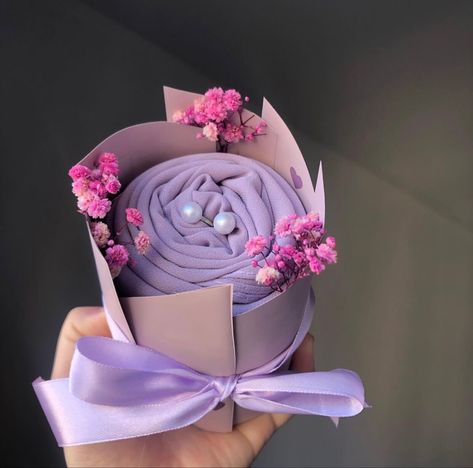 Hijab Hamper, Hijab Bouquet, Diy Gift Bags Paper, Paper Bouquet Diy, Handmade Hamper, Wedding Gift Pack, Diy Projects Gifts, Bridal Gift Wrapping Ideas, Creative Gift Wraps